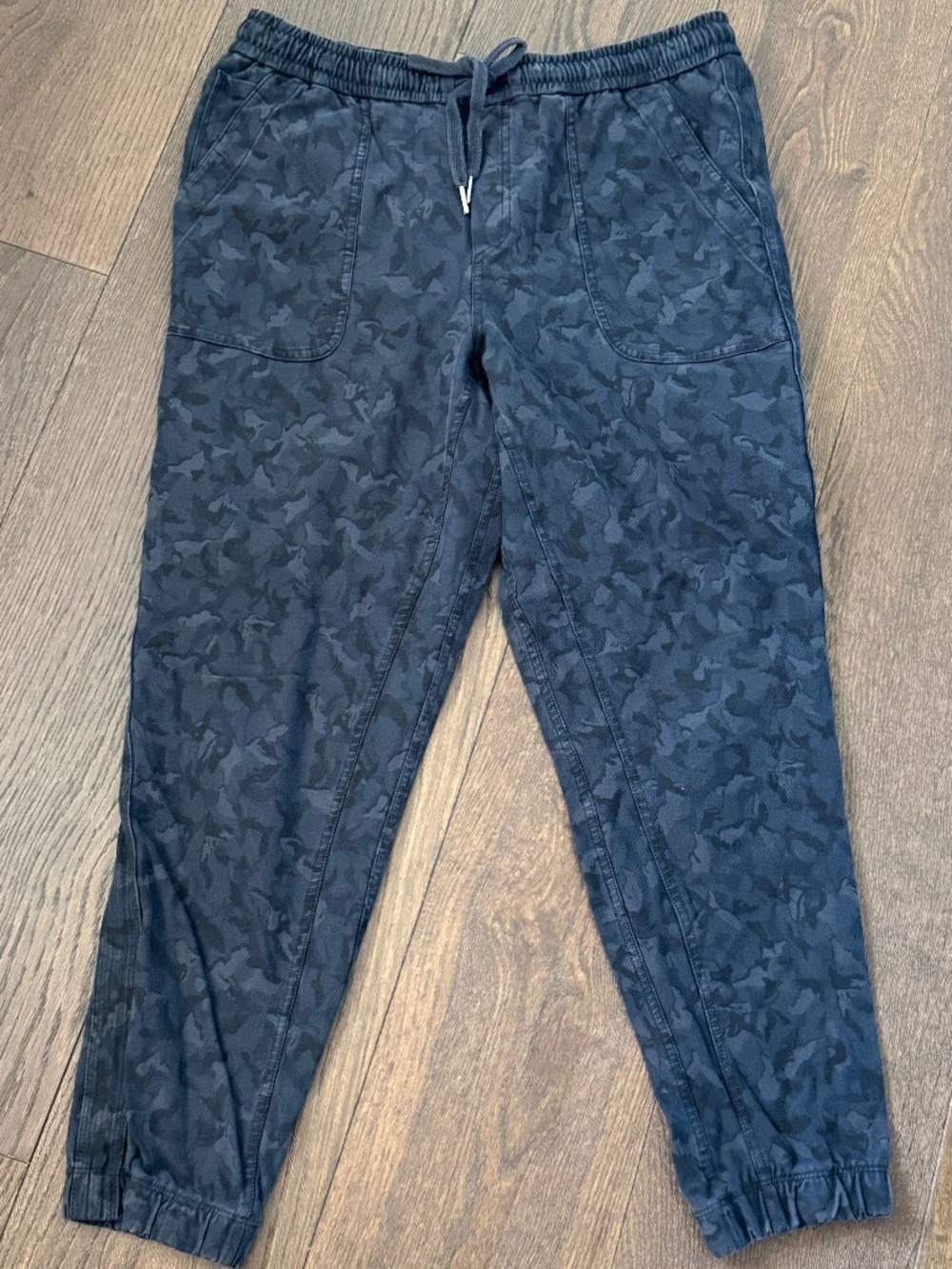 Athleta Printed Farallon Jogger Women's Size 14 Camo Stretch Travel Pants